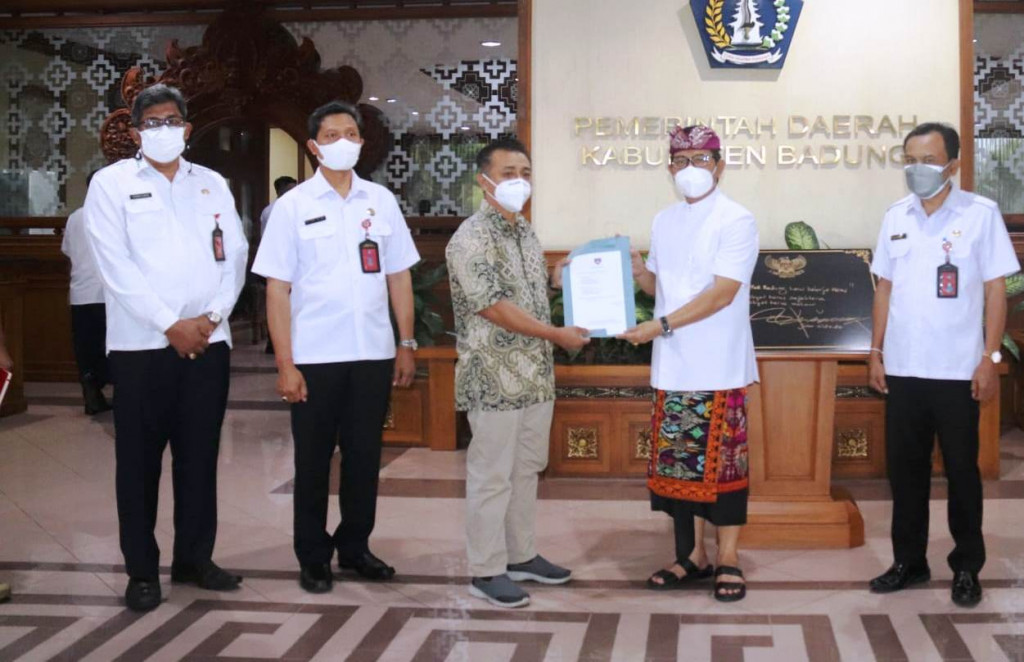 Sekda Adi Arnawa Terima Bantuan CSR Dari Komunitas Kasih Sayang Ubud, Komitmen Ringankan Beban Para Nakes Ditengah Pandemi